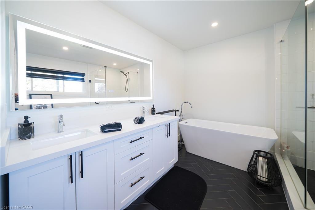 662 Mohawk Road W, Hamilton, ON - Indoor Photo Showing Bathroom