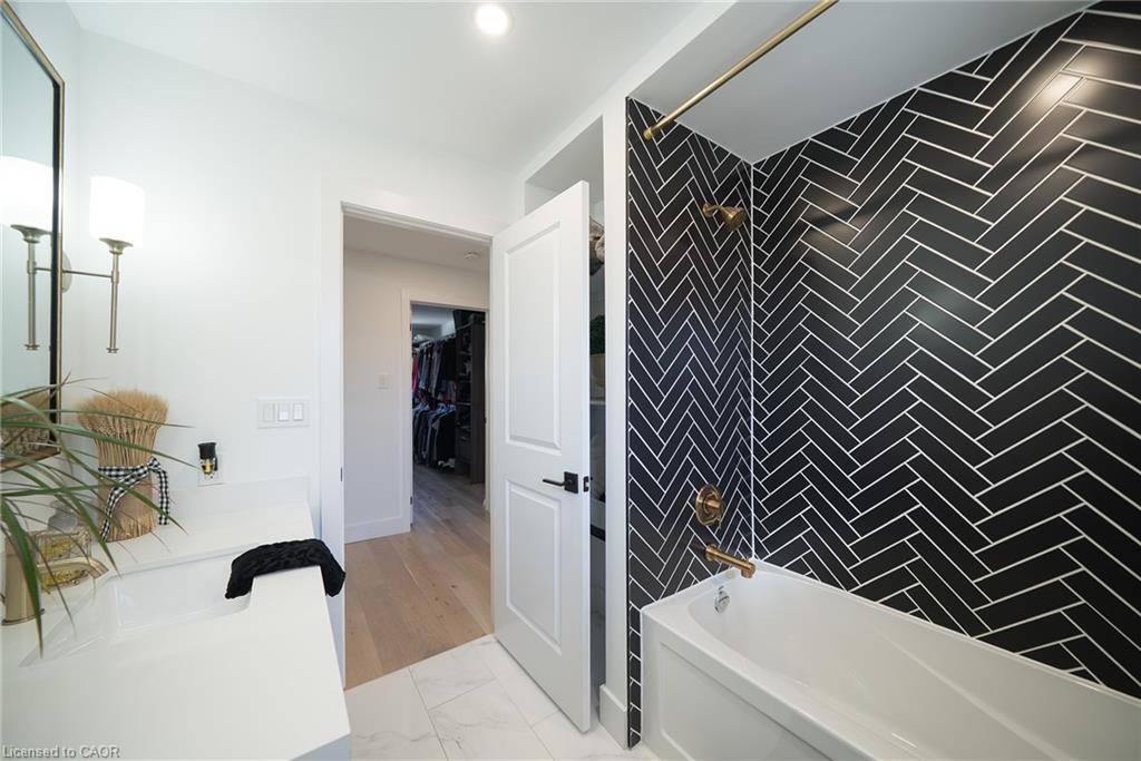 662 Mohawk Road W, Hamilton, ON - Indoor Photo Showing Bathroom