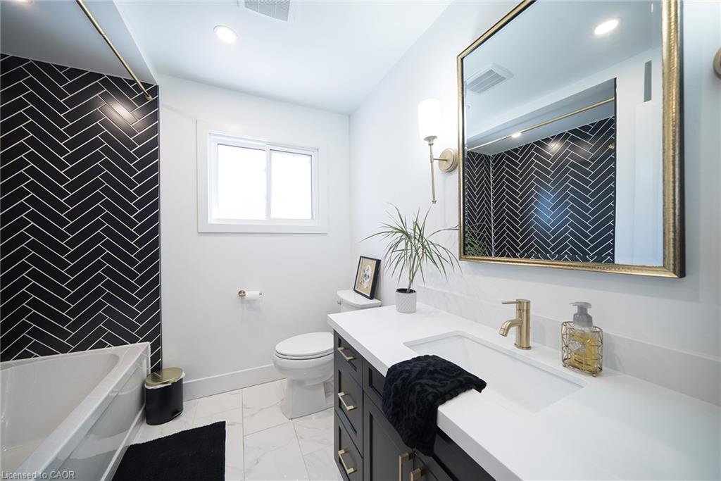 662 Mohawk Road W, Hamilton, ON - Indoor Photo Showing Bathroom