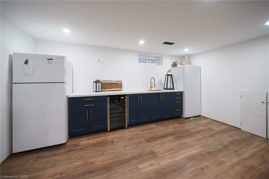 662 Mohawk Road W, Hamilton, ON - Indoor Photo Showing Kitchen