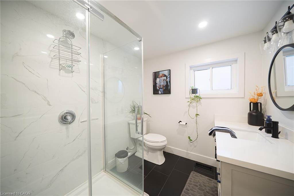 662 Mohawk Road W, Hamilton, ON - Indoor Photo Showing Bathroom