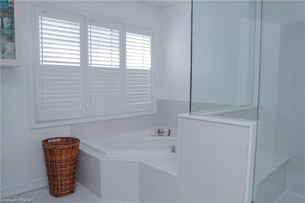 11 Aitken Court, Fergus, ON - Indoor Photo Showing Bathroom