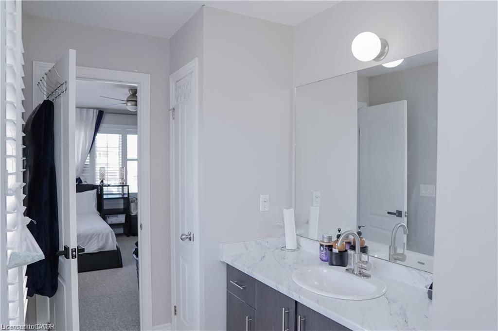 11 Aitken Court, Fergus, ON - Indoor Photo Showing Bathroom