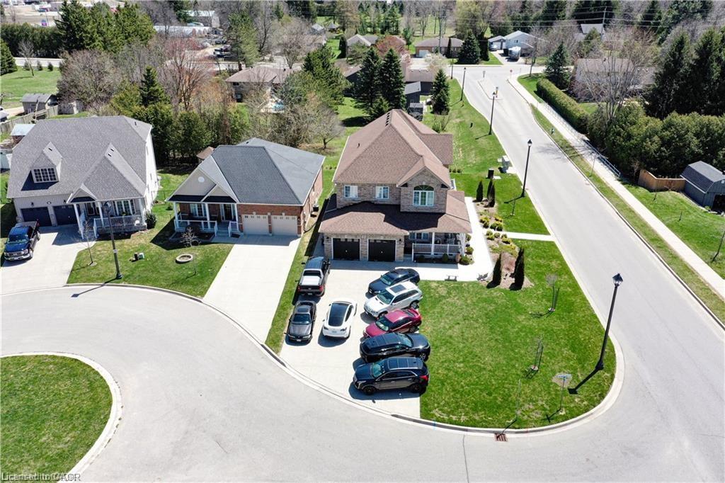 11 Aitken Court, Fergus, ON - Outdoor