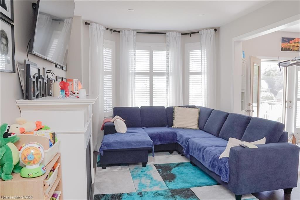 11 Aitken Court, Fergus, ON - Indoor Photo Showing Living Room
