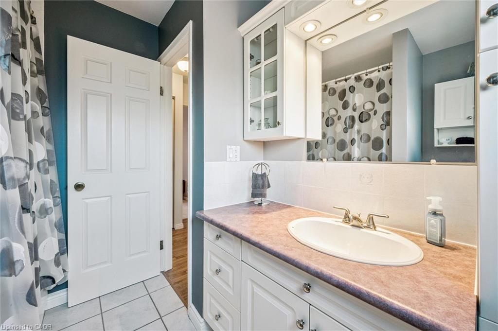 207 Laurentian Drive, Kitchener, ON - Indoor Photo Showing Bathroom