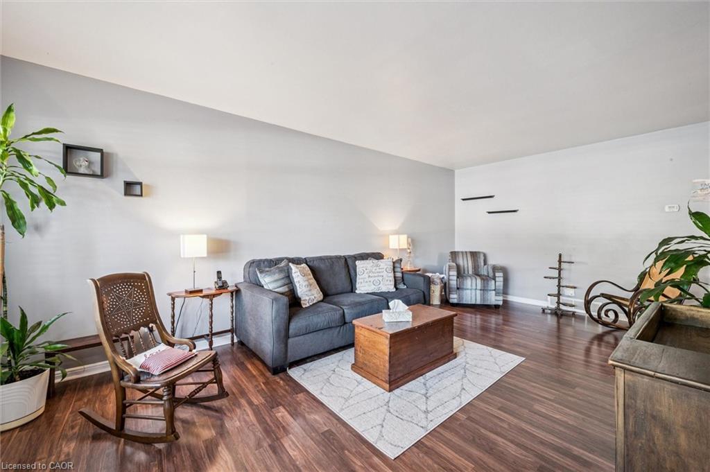 207 Laurentian Drive, Kitchener, ON - Indoor Photo Showing Living Room
