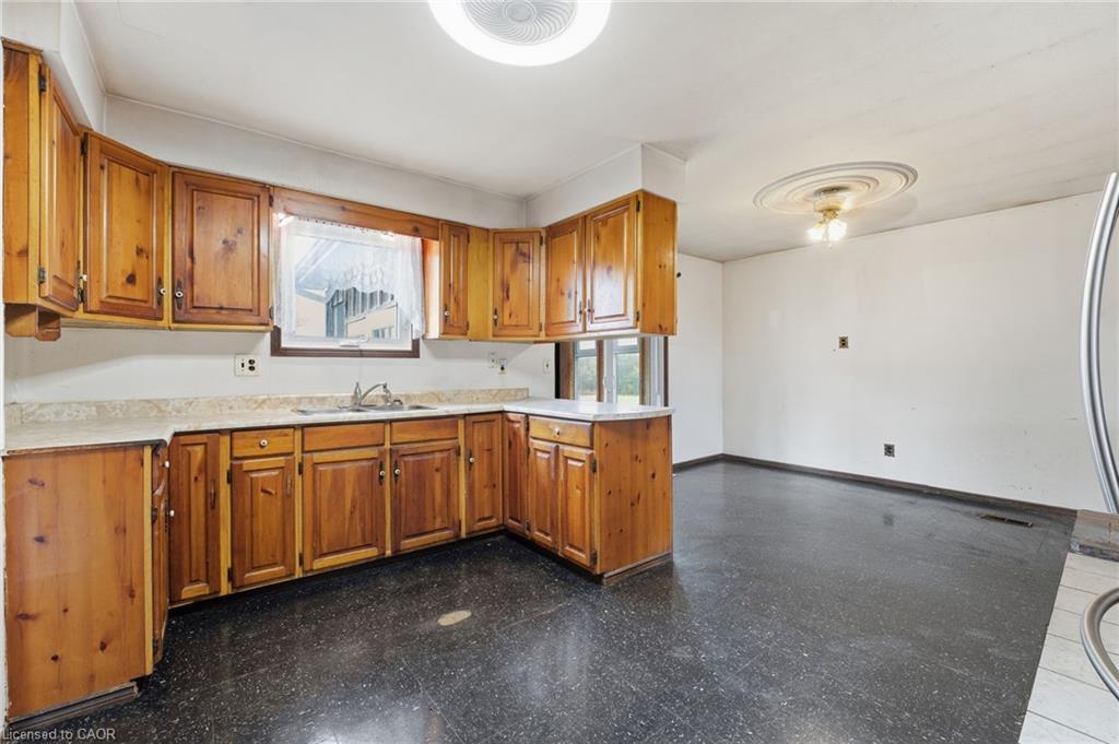 2091 6Th Concession Road W, Hamilton, ON - Indoor Photo Showing Kitchen With Double Sink