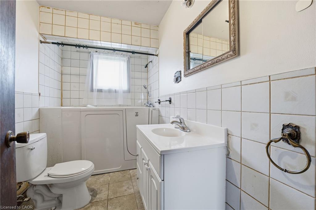 2091 6Th Concession Road W, Hamilton, ON - Indoor Photo Showing Bathroom