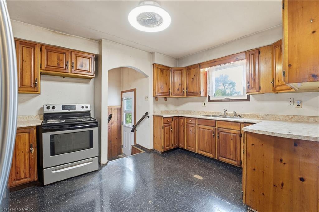 2091 6Th Concession Road W, Hamilton, ON - Indoor Photo Showing Kitchen