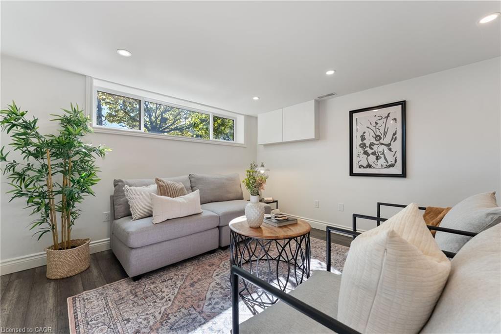 103 Wise Crescent, Hamilton, ON - Indoor Photo Showing Living Room