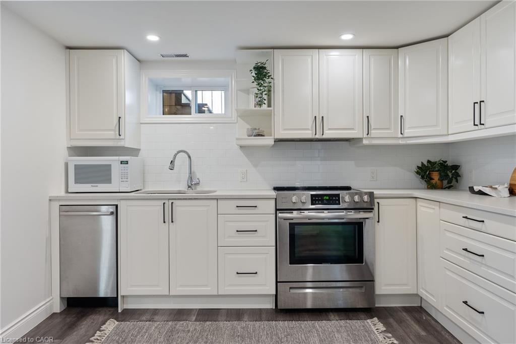 103 Wise Crescent, Hamilton, ON - Indoor Photo Showing Kitchen