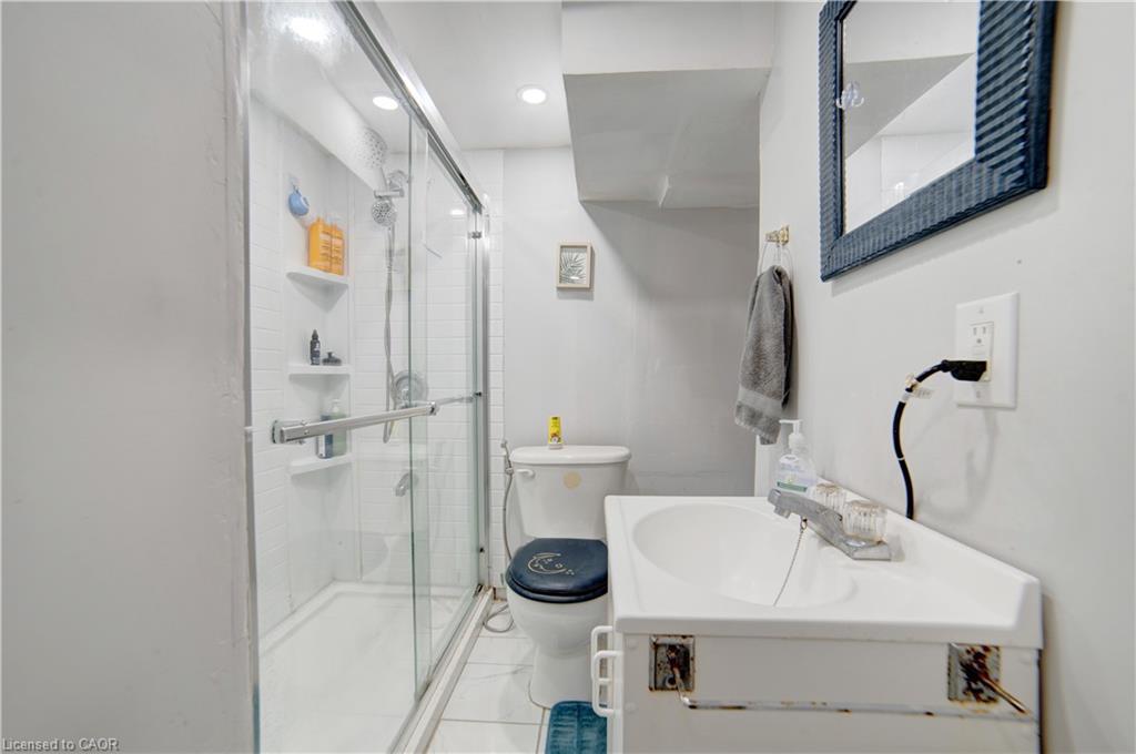 1676 Holley Crescent, Cambridge, ON - Indoor Photo Showing Bathroom