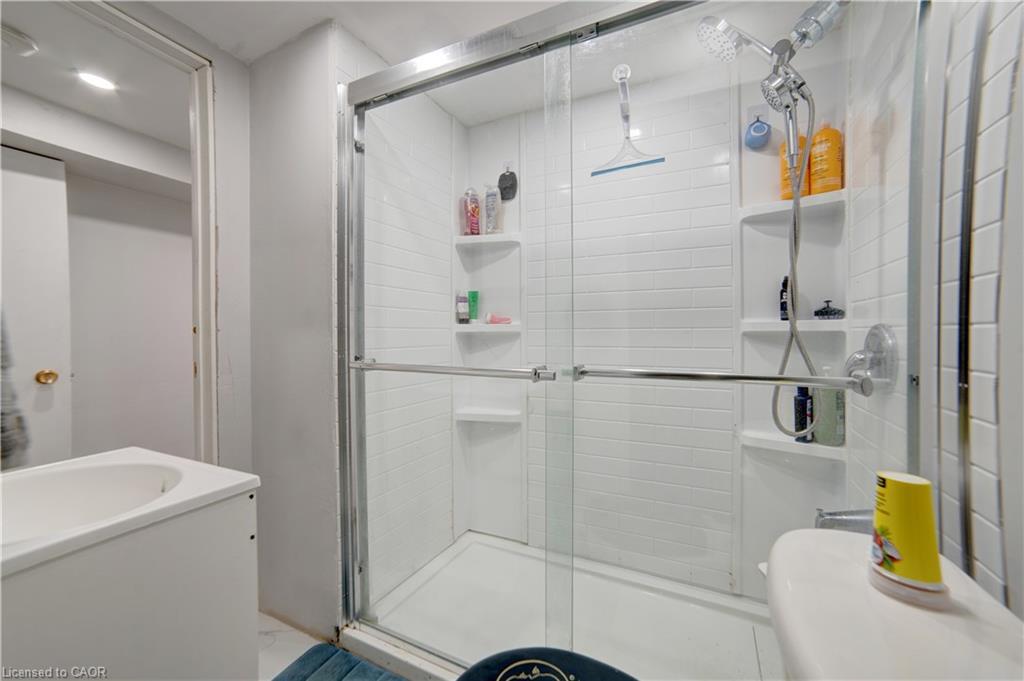 1676 Holley Crescent, Cambridge, ON - Indoor Photo Showing Bathroom