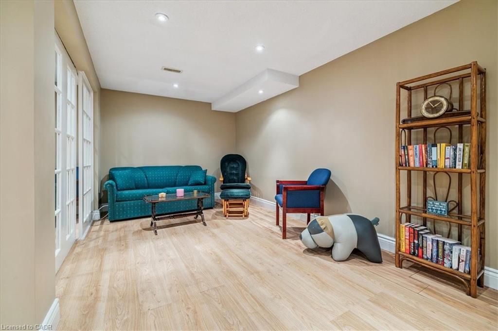 8-1019 North Shore Boulevard E, Burlington, ON - Indoor