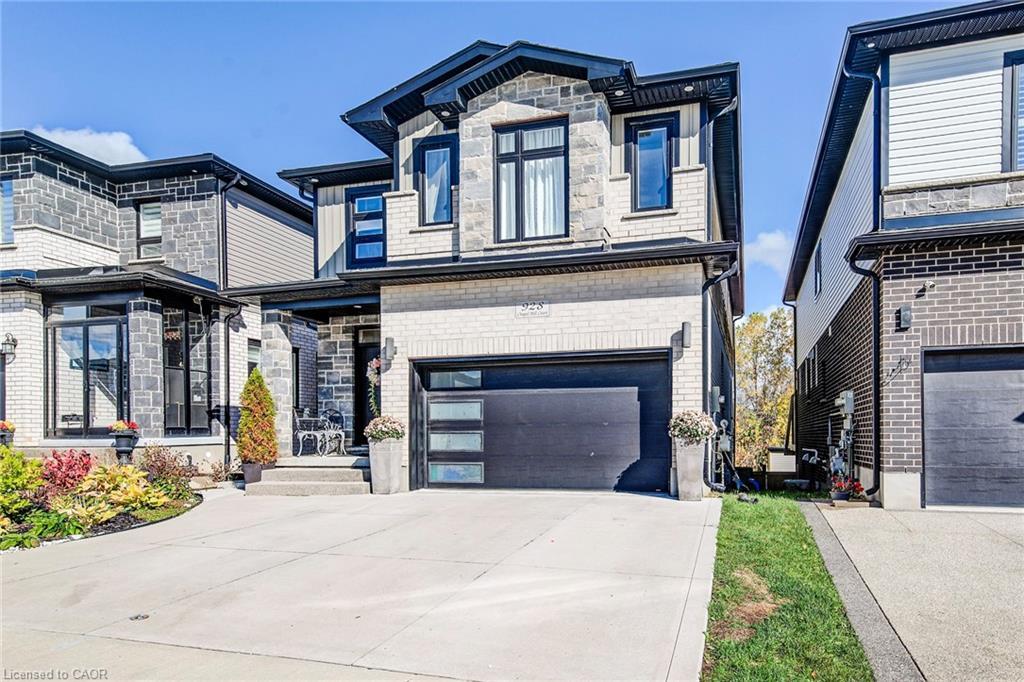 928 Chapel Hill Court, Kitchener, ON - Outdoor With Facade