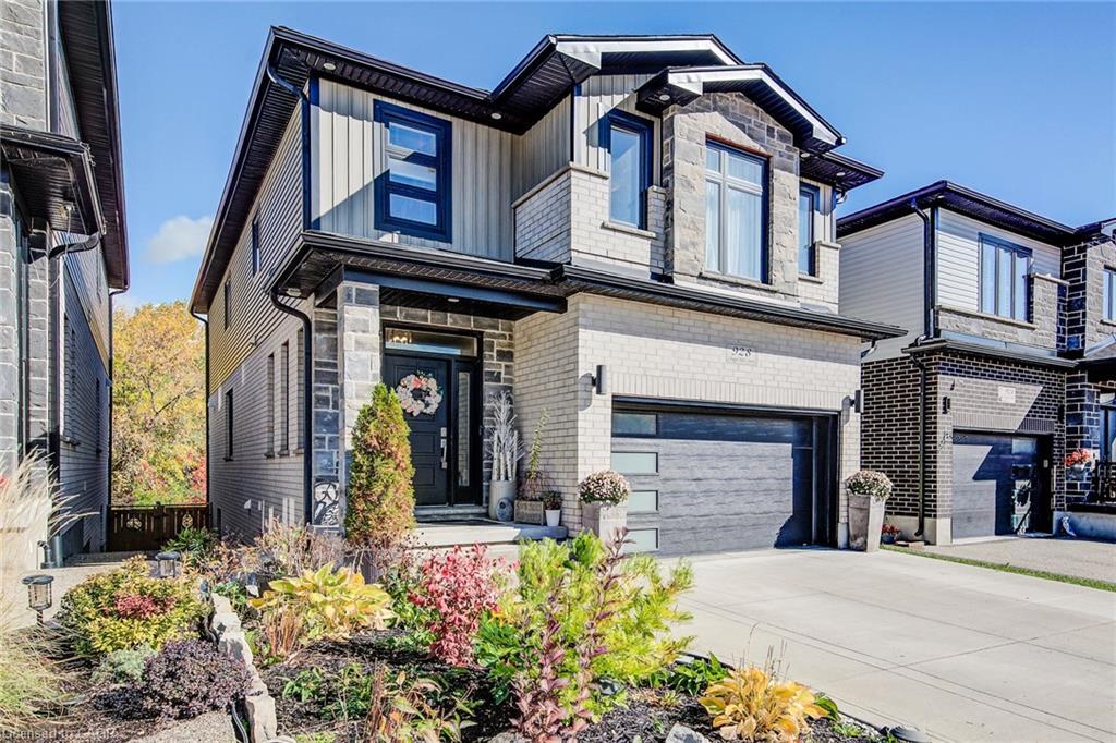 928 Chapel Hill Court, Kitchener, ON - Outdoor With Facade