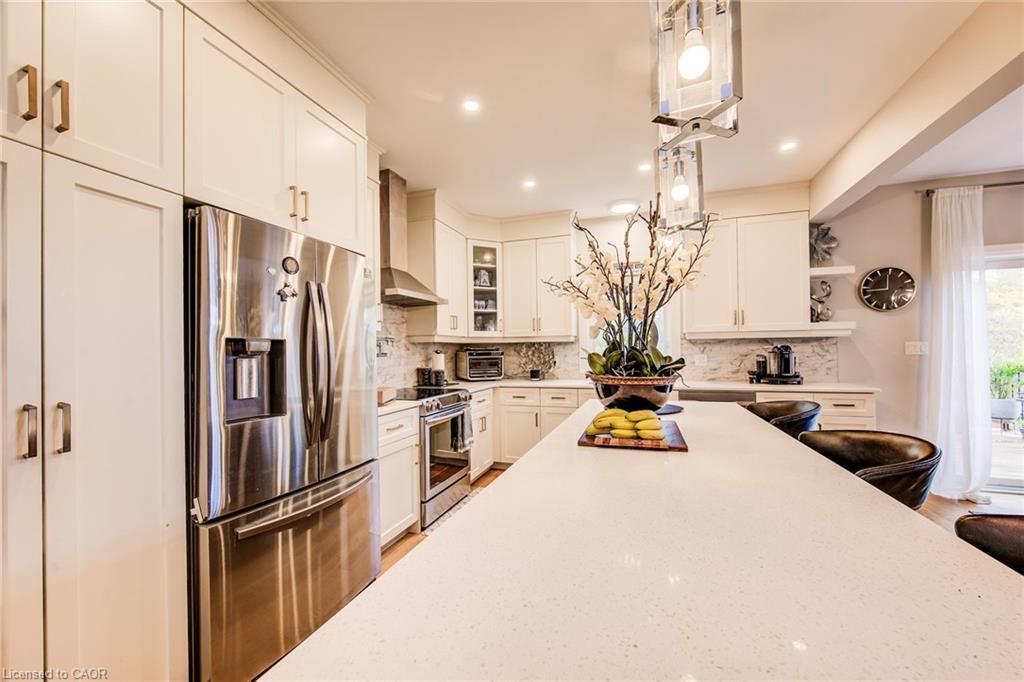 928 Chapel Hill Court, Kitchener, ON - Indoor Photo Showing Kitchen With Upgraded Kitchen