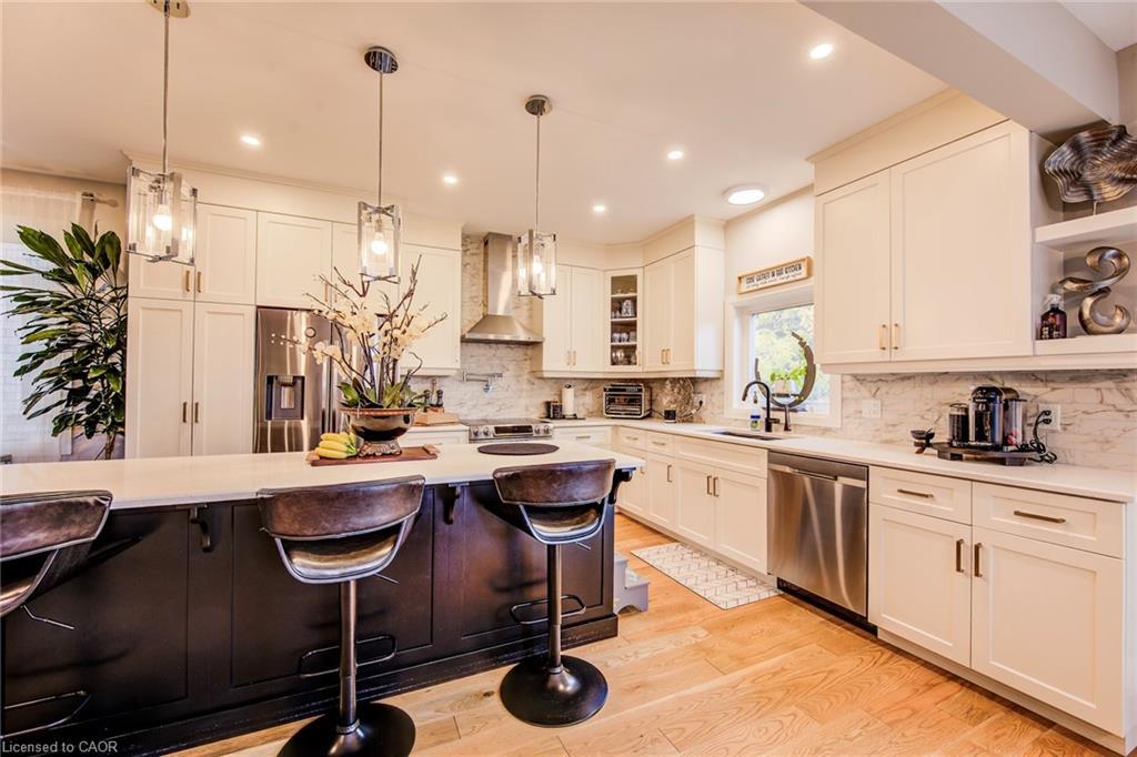 928 Chapel Hill Court, Kitchener, ON - Indoor Photo Showing Kitchen With Upgraded Kitchen