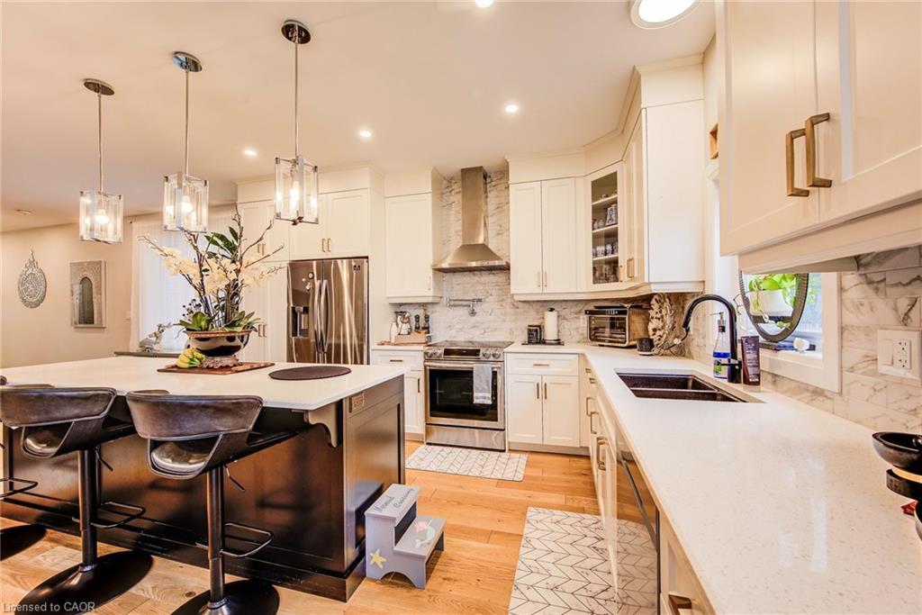 928 Chapel Hill Court, Kitchener, ON - Indoor Photo Showing Kitchen With Double Sink With Upgraded Kitchen