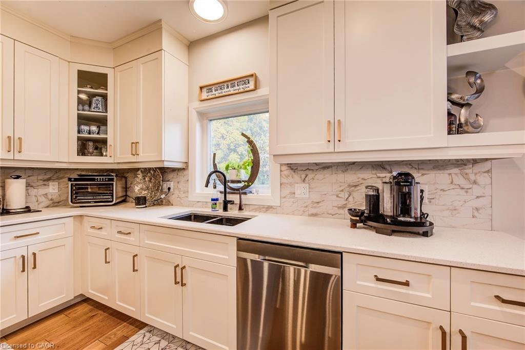 928 Chapel Hill Court, Kitchener, ON - Indoor Photo Showing Kitchen With Double Sink