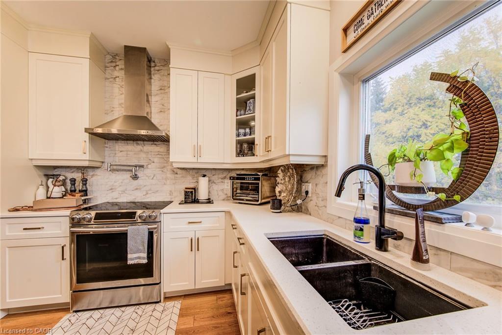 928 Chapel Hill Court, Kitchener, ON - Indoor Photo Showing Kitchen With Double Sink