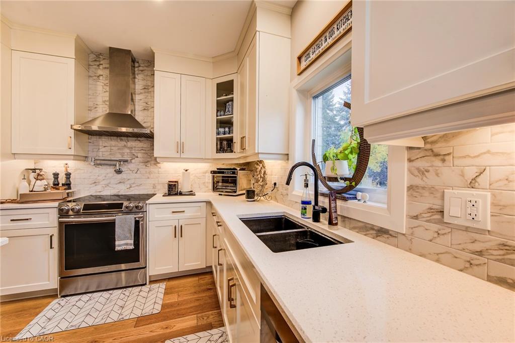 928 Chapel Hill Court, Kitchener, ON - Indoor Photo Showing Kitchen With Double Sink With Upgraded Kitchen