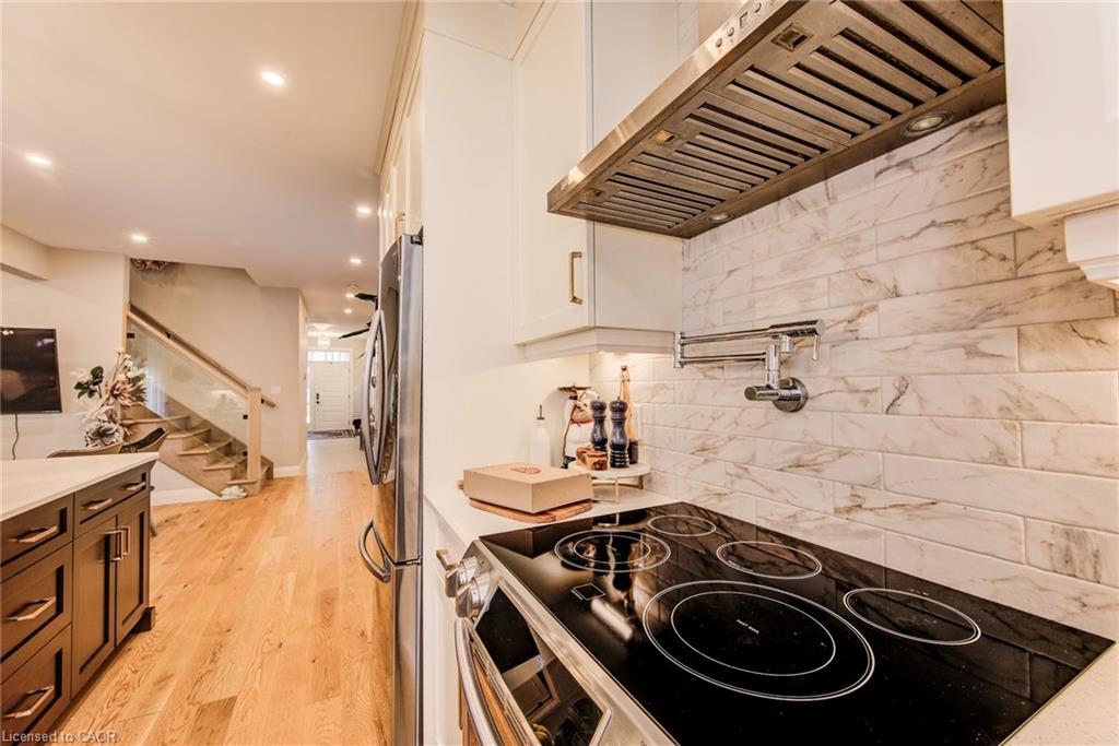 928 Chapel Hill Court, Kitchener, ON - Indoor Photo Showing Kitchen