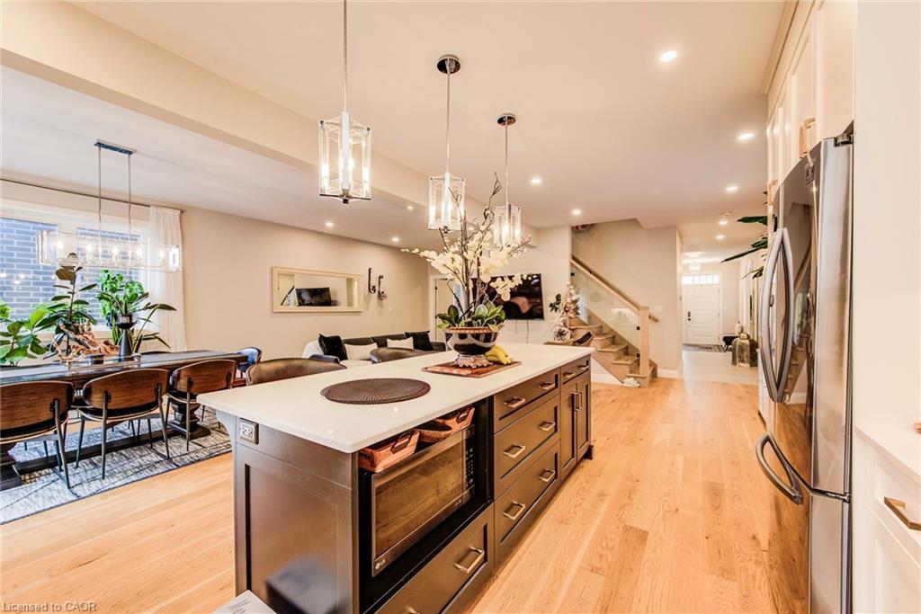928 Chapel Hill Court, Kitchener, ON - Indoor Photo Showing Kitchen