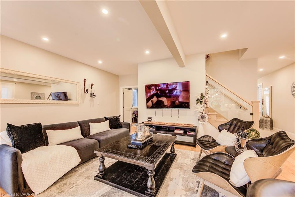928 Chapel Hill Court, Kitchener, ON - Indoor Photo Showing Living Room
