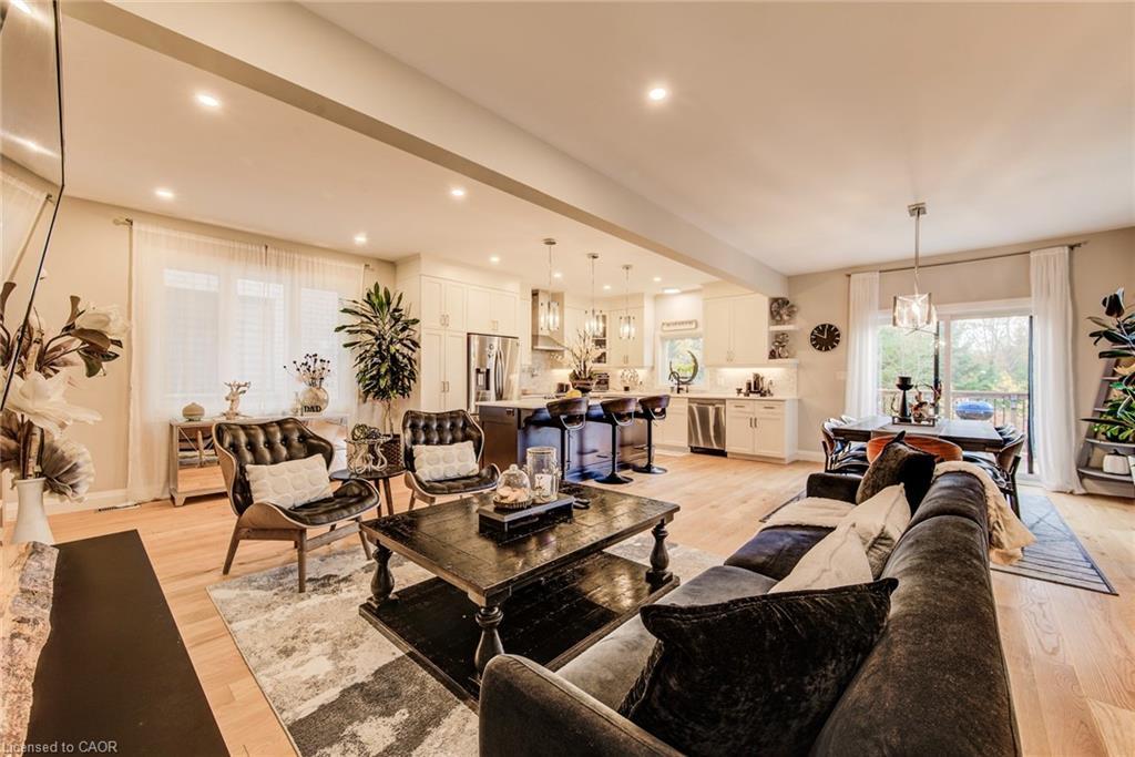 928 Chapel Hill Court, Kitchener, ON - Indoor Photo Showing Living Room