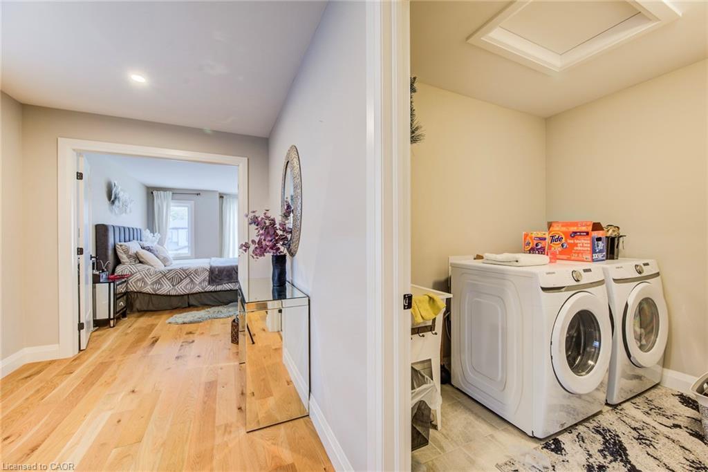 928 Chapel Hill Court, Kitchener, ON - Indoor Photo Showing Laundry Room