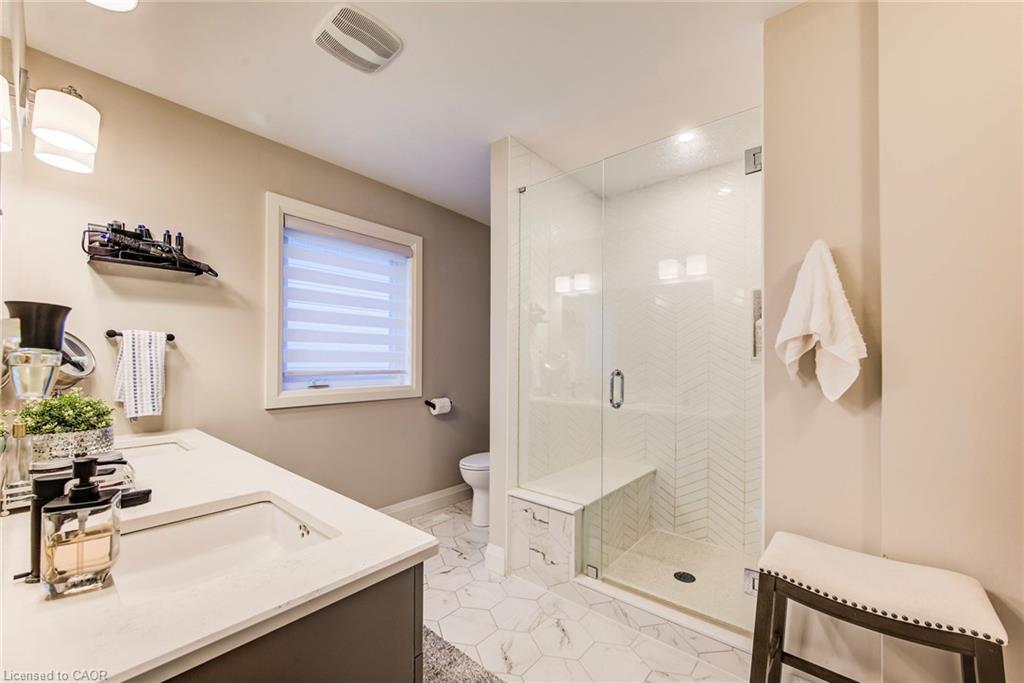 928 Chapel Hill Court, Kitchener, ON - Indoor Photo Showing Bathroom