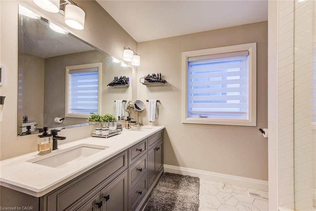 928 Chapel Hill Court, Kitchener, ON - Indoor Photo Showing Bathroom