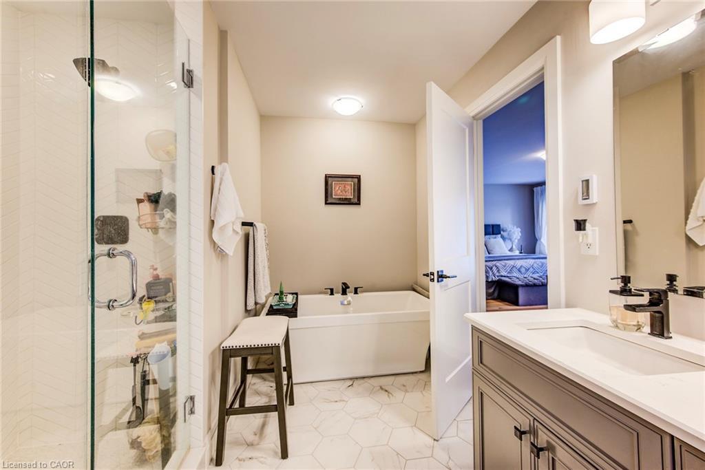 928 Chapel Hill Court, Kitchener, ON - Indoor Photo Showing Bathroom