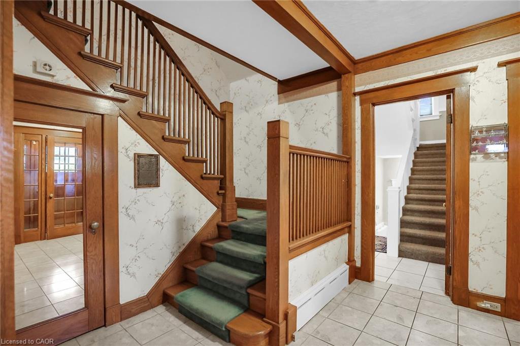 102 Main Street E, Grimsby, ON - Indoor Photo Showing Other Room