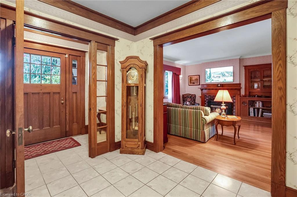 102 Main Street E, Grimsby, ON - Indoor Photo Showing Other Room