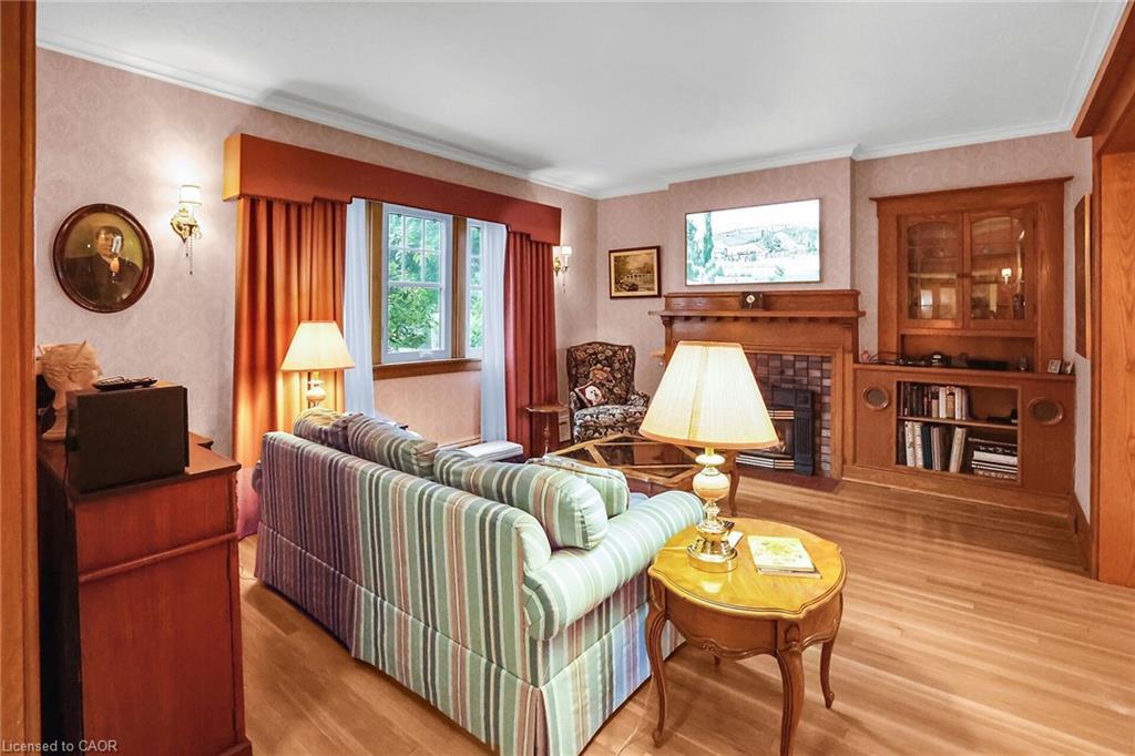 102 Main Street E, Grimsby, ON - Indoor Photo Showing Living Room