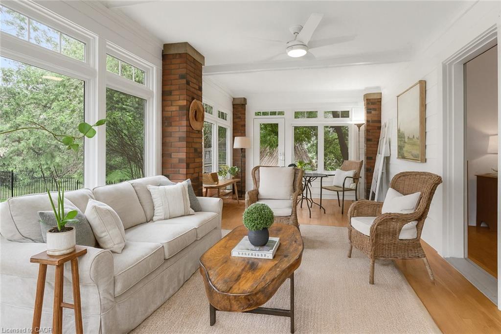 102 Main Street E, Grimsby, ON - Indoor Photo Showing Living Room