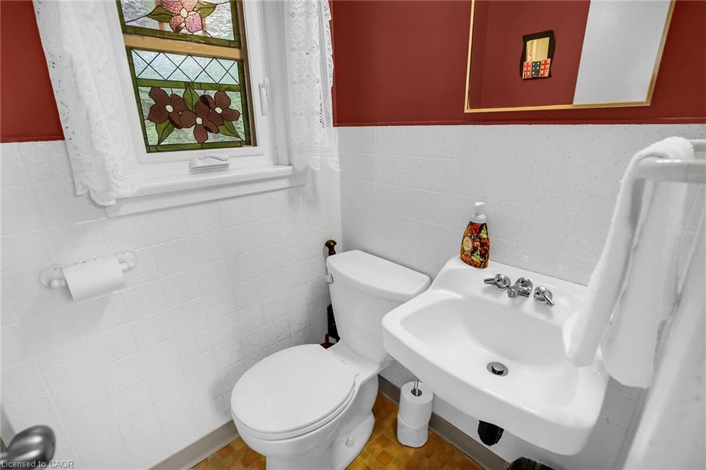 102 Main Street E, Grimsby, ON - Indoor Photo Showing Bathroom