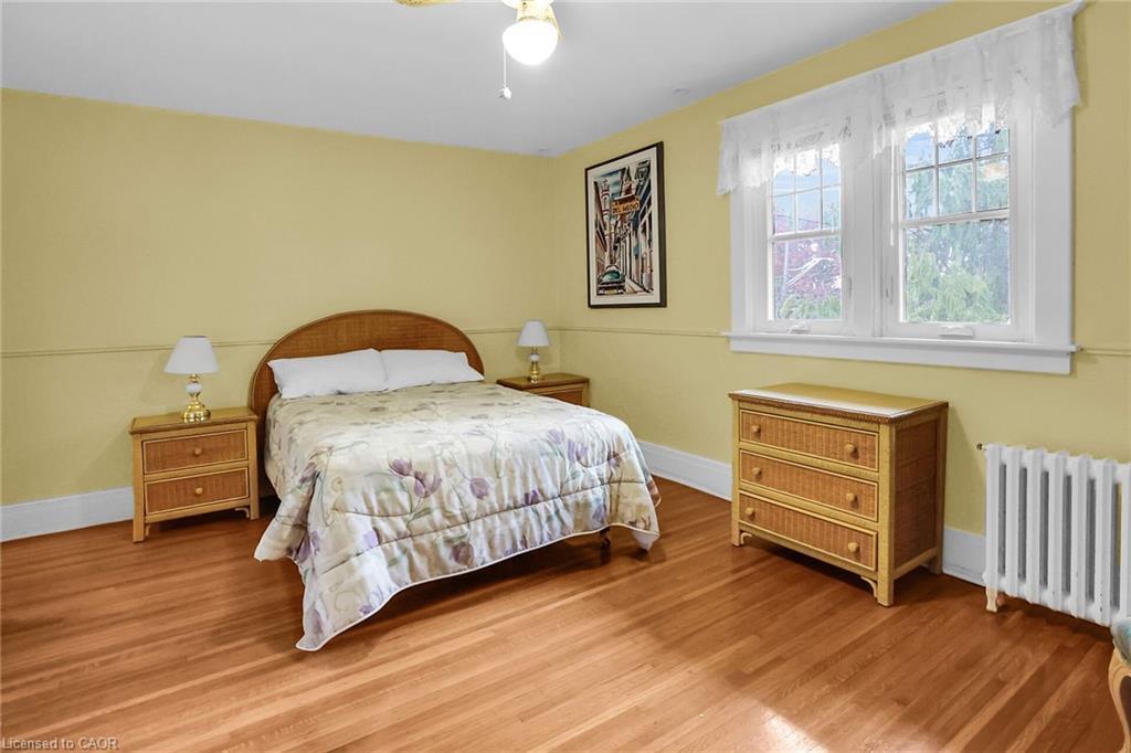 102 Main Street E, Grimsby, ON - Indoor Photo Showing Bedroom
