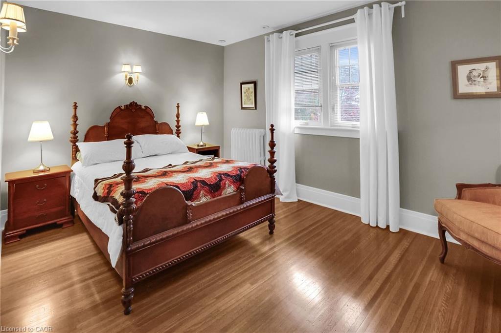 102 Main Street E, Grimsby, ON - Indoor Photo Showing Bedroom
