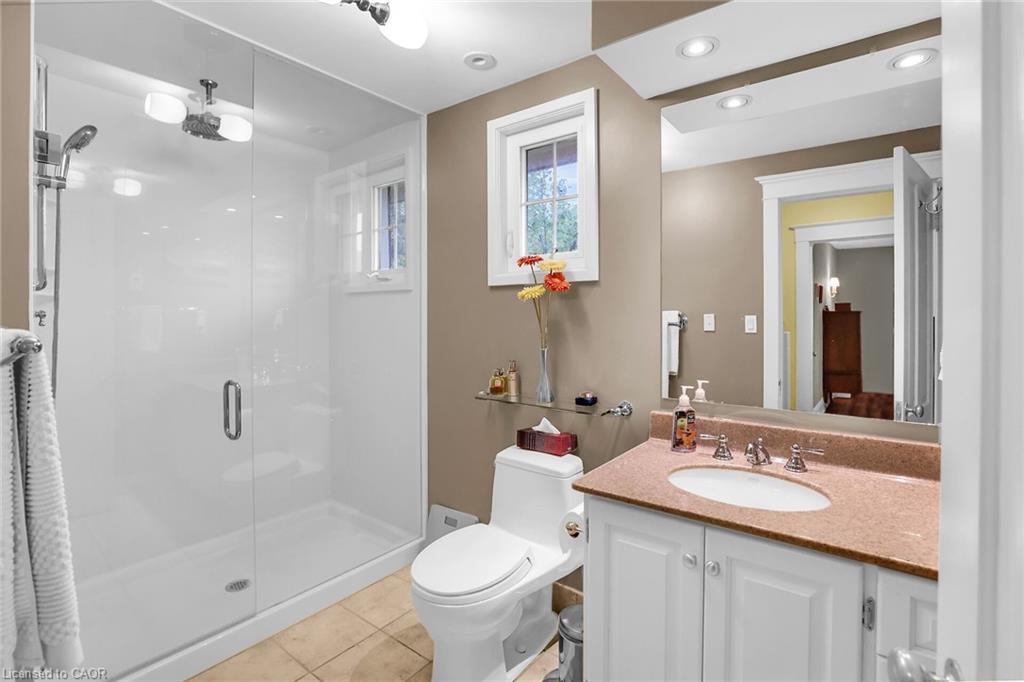 102 Main Street E, Grimsby, ON - Indoor Photo Showing Bathroom