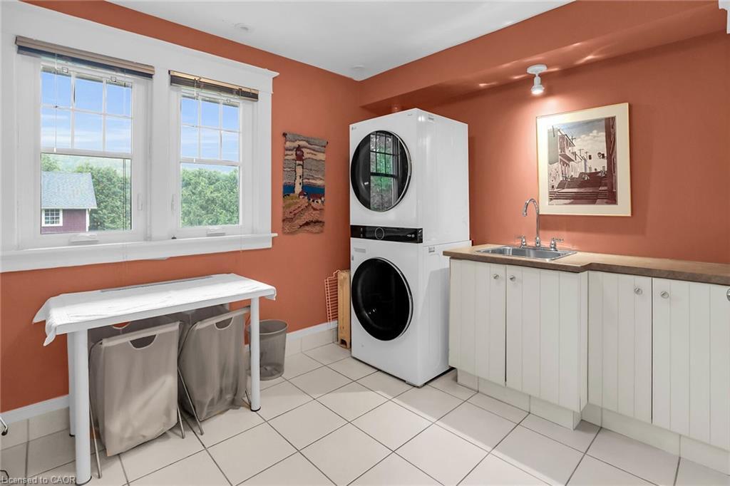 102 Main Street E, Grimsby, ON - Indoor Photo Showing Laundry Room