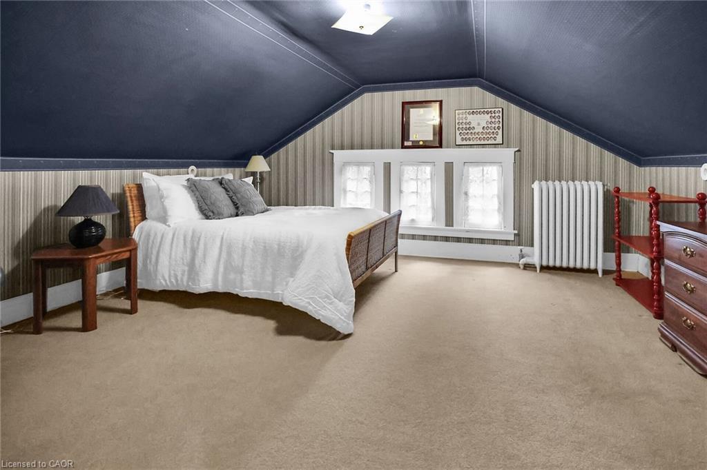 102 Main Street E, Grimsby, ON - Indoor Photo Showing Bedroom
