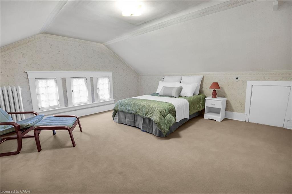 102 Main Street E, Grimsby, ON - Indoor Photo Showing Bedroom