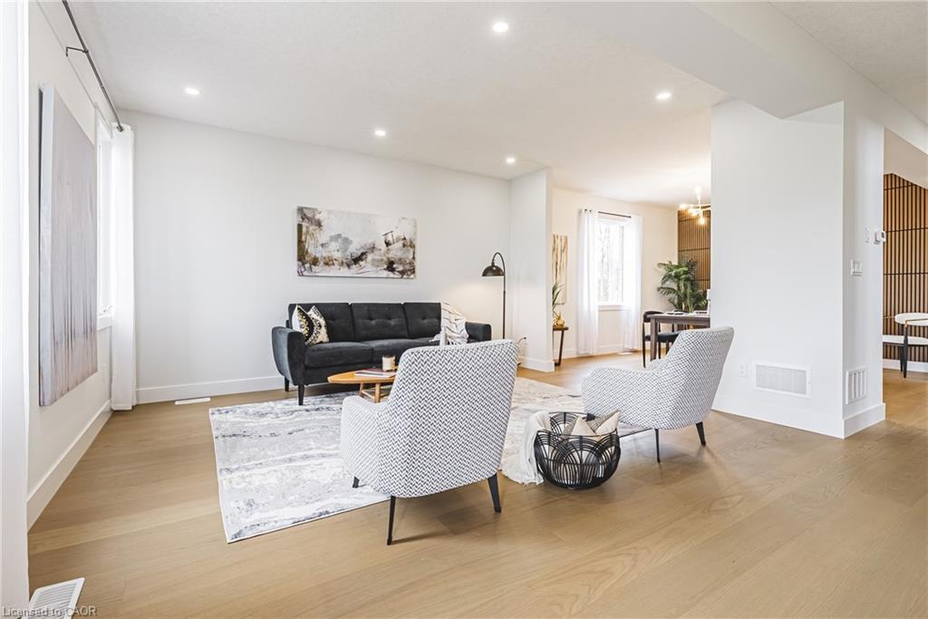 200 Benninger Drive, Kitchener, ON - Indoor Photo Showing Living Room