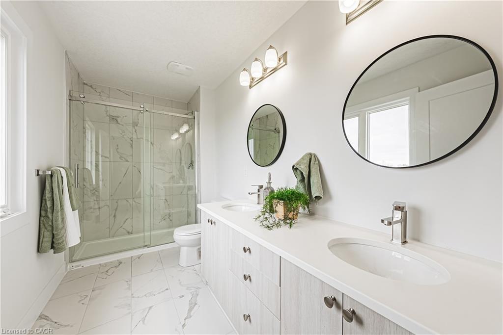 200 Benninger Drive, Kitchener, ON - Indoor Photo Showing Bathroom
