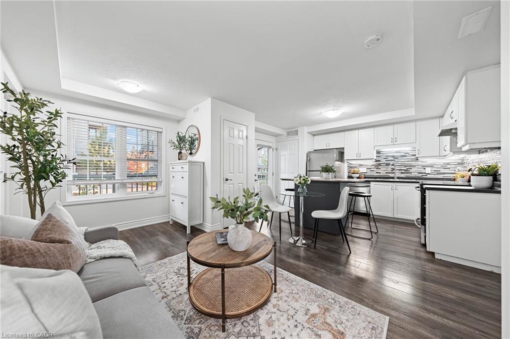 6E-1460 Highland Road W, Kitchener, ON - Indoor Photo Showing Living Room