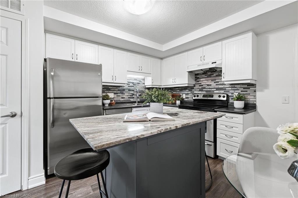 6E-1460 Highland Road W, Kitchener, ON - Indoor Photo Showing Kitchen With Upgraded Kitchen